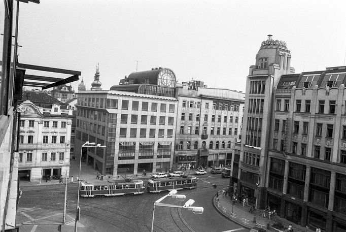 Historická fotografie zachycující provoz tramvajové linky na Václavském náměstí, která zde byla v provozu mezi lety 1884-1980.