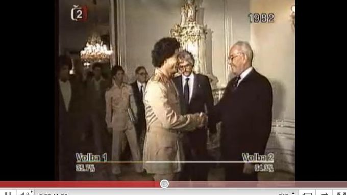 Gustáv Husák a Muammar Kaddáfí v ČSSR v roce 1982: Přivítání na Pražském hradě. Převzato z YouTube.