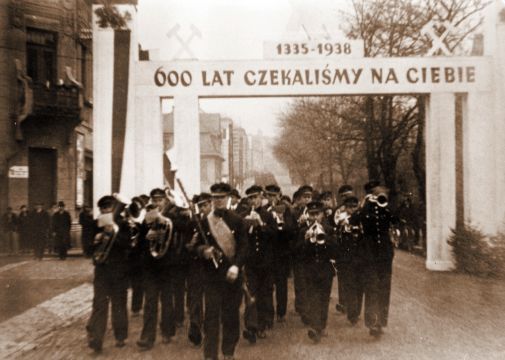 Průvod etnických Poláků oslavující anexi Karviné v říjnu 1938.
