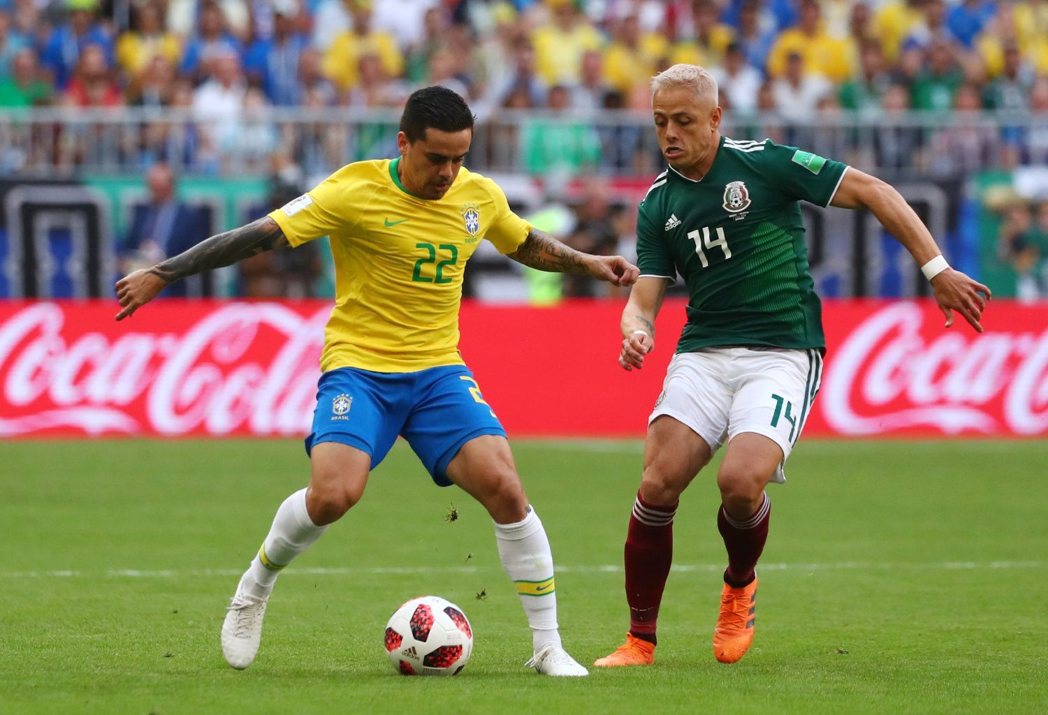 Fagner a Jesús Gallardo v zápase Mexiko - Brazílie na MS 2018