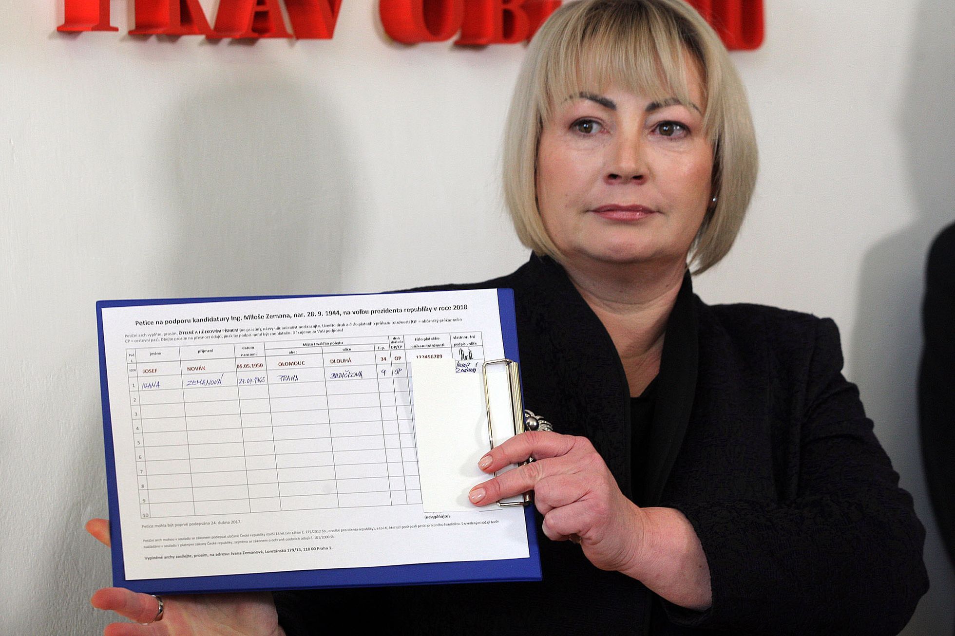 Ivana Zemanová začala sbírat podpisy pro svého muže