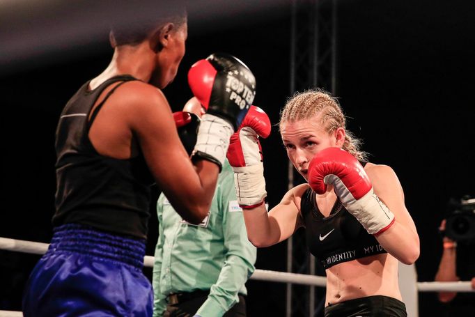 Fabiana Bytyqi v boji o stříbrný pás WBC