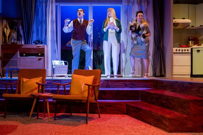 Jakub Tvrdík jako Johnny, Michala Gatialová coby Alex a Lucie Andělová v roli Judy.