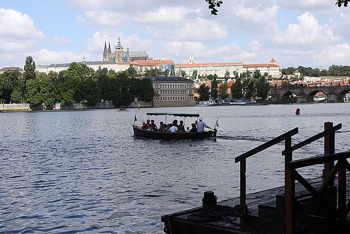 Z Kampy lístek za 290 Kč, od Národního divadla díky miliónovým dotacím, stejnou lodí za cenu lístku na hromadnou dopravu.