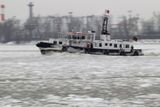 Loď se probojovává polozamrzlou řekou Labe k dokům v Hamburku.