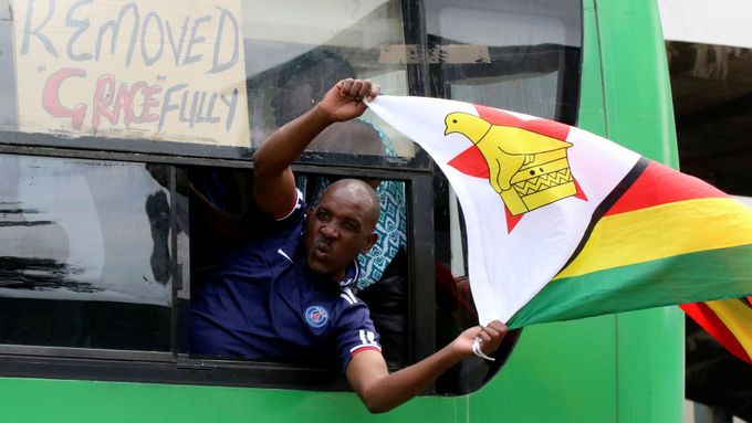 Radující se Zimbabwan v Harare.