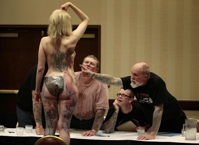 A female full-body tattoo contestant is judged during the National Tattoo Association Convention in Cincinnati, Ohio, April 13, 2012. The hobby of collecting tattoos has exploded into the mainstream in society with tattoo conventions and festivals held year-round across the United States and the world. Picture taken April 13, 2012. REUTERS/Larry Downing (UNITED STATES - Tags: SOCIETY) ATTENTION EDITORS PICTURE 30 OF 31 FOR PACKAGE 'ADDICTED TO THE NEEDLE' TO FIND ALL PICTURES SEARCH 'ADDICTED NEEDLE' Published: Čer. 29, 2012, 1 odp.