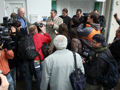 Členů Národní strany přijelo k mešitě sedm, novinářů asi čtyřikrát víc