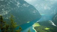 Průzračné jezero Königssee z vyhlídky Archenkanzel. Vřele doporučuji se na místo vyškrábat lehkou ferratou Rinnkendlsteig z kostela sv. Bartoloměje (na fotce v dáli uprostřed). Určitě se poté stavte v nedaleké chatě Kührointhütte - výborná kuchyně a krásný výhled na horu Watzmann.