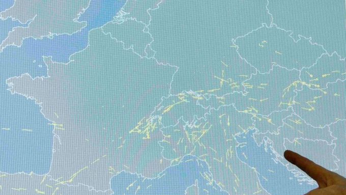 Zaměstnanec úřadu Eurocontrol, který dohlíží nad bezpečností letového provozu v Evropě, ukazuje na mapě, kde je vzdušný prostor uzavřen a kde se ještě létá.
