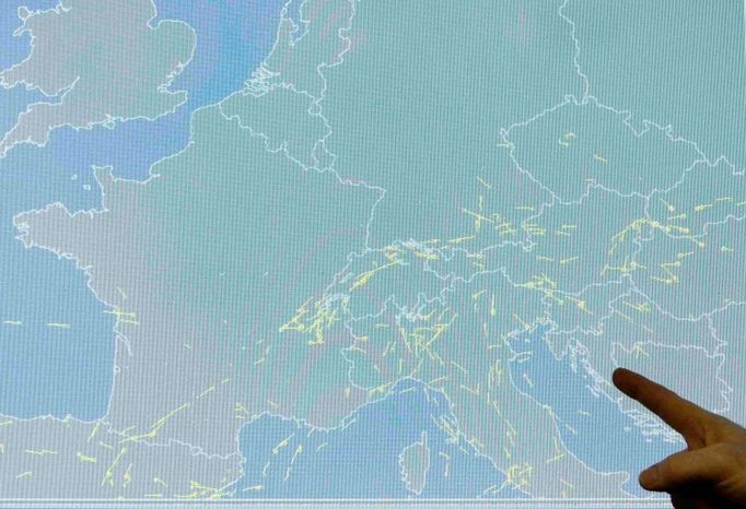 Zaměstnanec úřadu Eurocontrol, který dohlíží nad bezpečností letového provozu v Evropě, ukazuje na mapě, kde je vzdušný prostor uzavřen a kde se ještě létá.