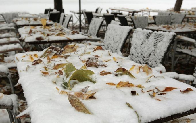 Snow and autumn leaves cover tables and chairs at a beer garden in Herrsching at Lake Ammersee, southern Germany, October 28, 2012. REUTERS/Michaela Rehle (GERMANY - Tags: ENVIRONMENT SOCIETY) Published: Říj. 28, 2012, 9:45 dop.