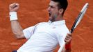 Srbský tenista Novak Djokovič se raduje po vítězství v pětisetové bitvě s Francouzem Jo-Wilfriedem Tsongou během čtvrtfinále French Open 2012.