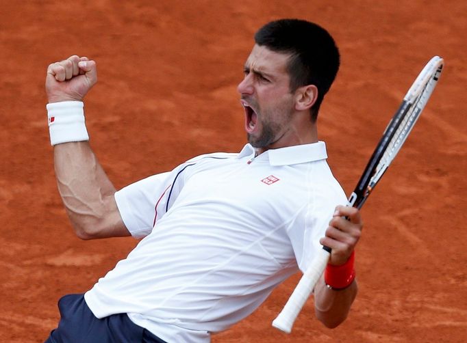 Srbský tenista Novak Djokovič se raduje po vítězství v pětisetové bitvě s Francouzem Jo-Wilfriedem Tsongou během čtvrtfinále French Open 2012.