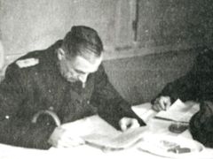 Viceadmirál Frisius si na velitelství Čs. samostatné obrněné brigády 9. května 1945 pročítá text bezpodmínečné kapitulace.