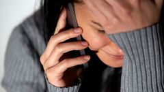 telefon hovor žena volající deprese strach ilustrační