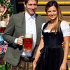 Bayern Mnichov na Oktoberfestu 2015: Robert Lewandowski a manželka Anna