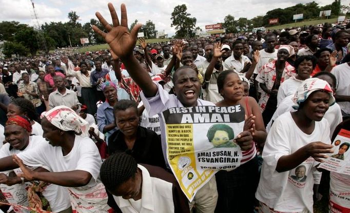 Tisíce příznivců Tsvangiraiovy strany Hnutí za demokratickou změnu (MDC), kteří se v úterý sešli v Harare, na rozloučenou se Susan Tsvangiraiovou zpívají písničky.