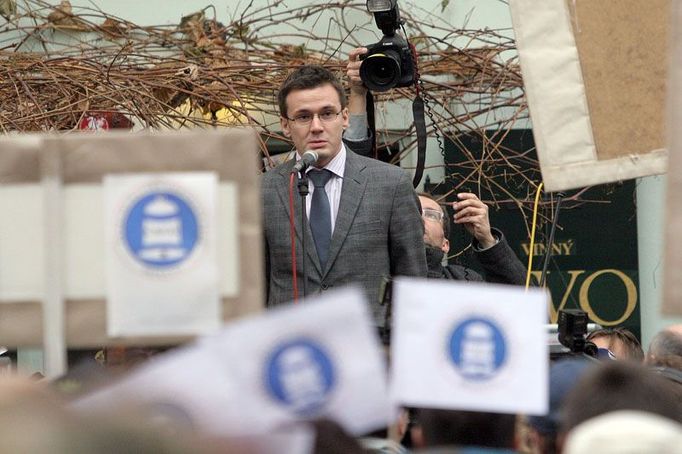 Hned první den ve funkci musel Ondřej Liška čelit masivní demonstraci učitelských odborů proti vládní politice. Drtivá většina škol byla v ten den zavřená, do Prahy pak přijely tisíce pedagogů žádat vládu o více peněz na platy.