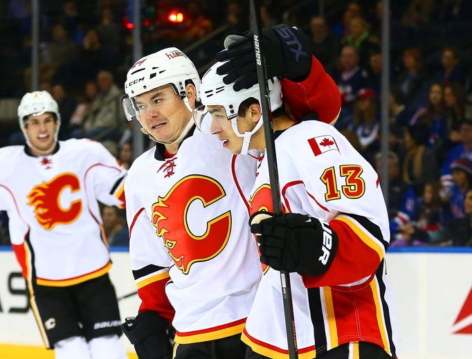 Jiří Hudler a Johnny Gaudreau v dresu Calgary.