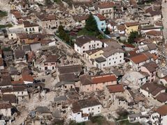 Letecký pohled na obec Onna. Ležela prakticky v epicentru zemětřesení. Výsledek? Z většiny domů zbyly jen haldy sutin.