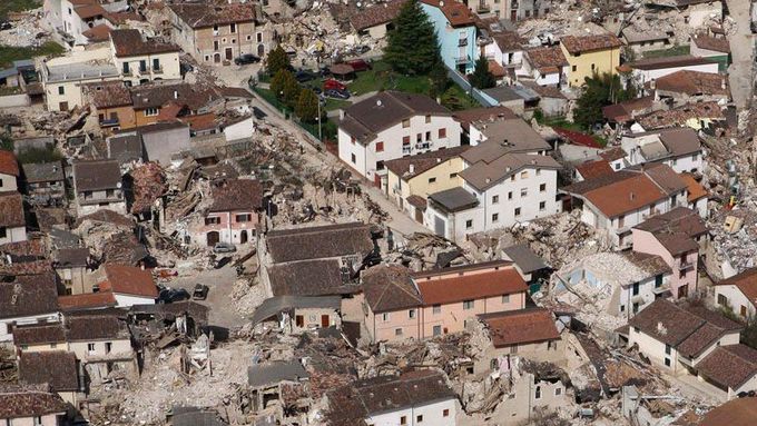Letecký pohled na obec Onna. Ležela prakticky v epicentru zemětřesení. Výsledek? Z většiny domů zbyly jen haldy sutin.