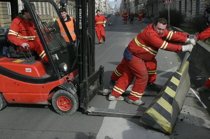 Pracovníci při přemístění betonových bloků použili vysokozdvižný vozík.