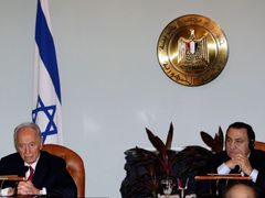 Egyptský prezident Husní Mubarak se svým izraelským protějškem Šimonem Peresem na tiskové konferenci