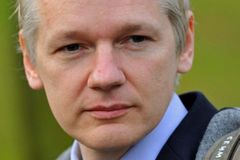 Soud nerozhodl. Zda vydá Assange Švédsku, řekne v pátek