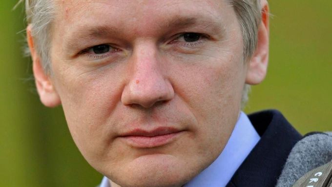 Julian Assange se slyšení nezúčastnil.