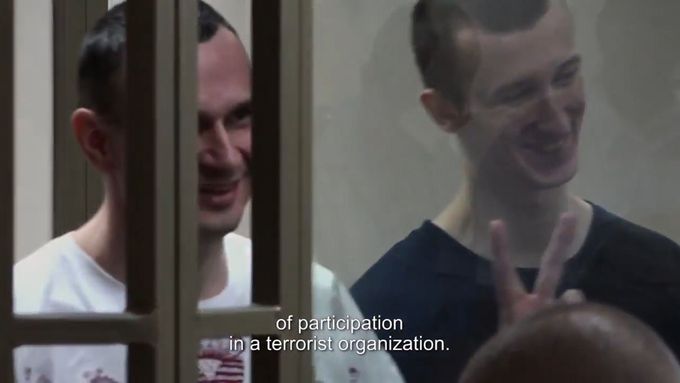Oleg Sencov s Alexandrem Kolčenkem během vynášení rozsudku v ruském Rostově na Donu v srpnu 2015.