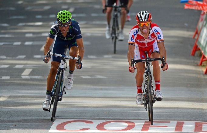 Španělský cyklista Alejandro Valverde ze stáje Movistar finišuje ve 3. etapě Vuelty 2012.