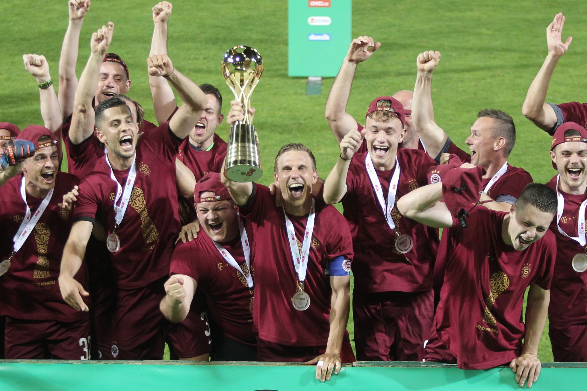 Fotbalisté Sparty slaví vítězství ve finále MOL Cupu proti Liberci