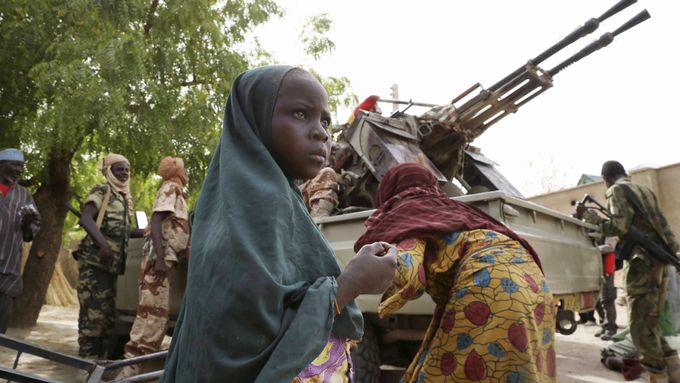 K akci se zatím nepřihlásila žádná skupina. Na severovýchodě Nigérie působí milice Boko Haram, které tam chtějí vyhlásit stát a řídit jej podle islámských zákonů.