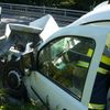 Řidič strhl auto do svodidel