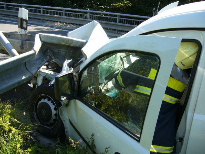 Řidič strhl auto do svodidel