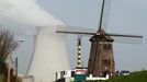 A tohle je druhá belgická jaderná elektrárna - JE Doel. Nachází se poblíž historického klenotu země - Antverp.