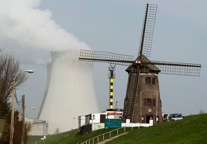 A tohle je druhá belgická jaderná elektrárna - JE Doel. Nachází se poblíž historického klenotu země - Antverp.