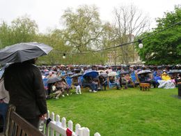 Neodradil je déšť ani davy. Miliony Britů slavily korunovaci Karla III. v ulicích