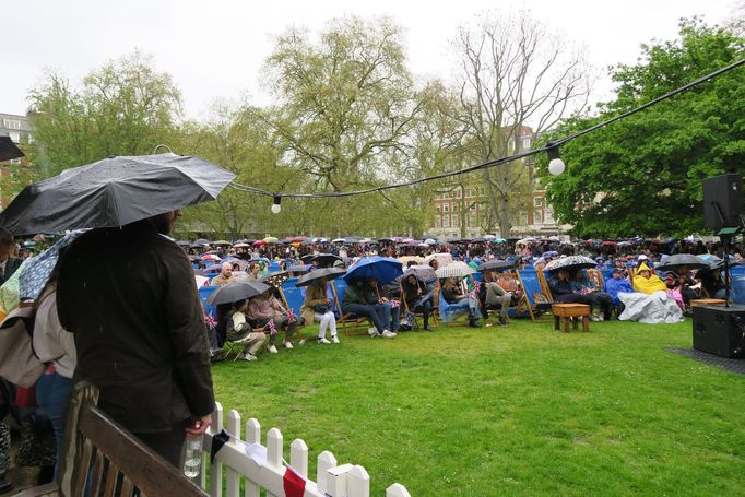 Britové sledovali korunovaci z londýnských parků. Takhle vypadalo společné sledování v Grosvenor Parku.