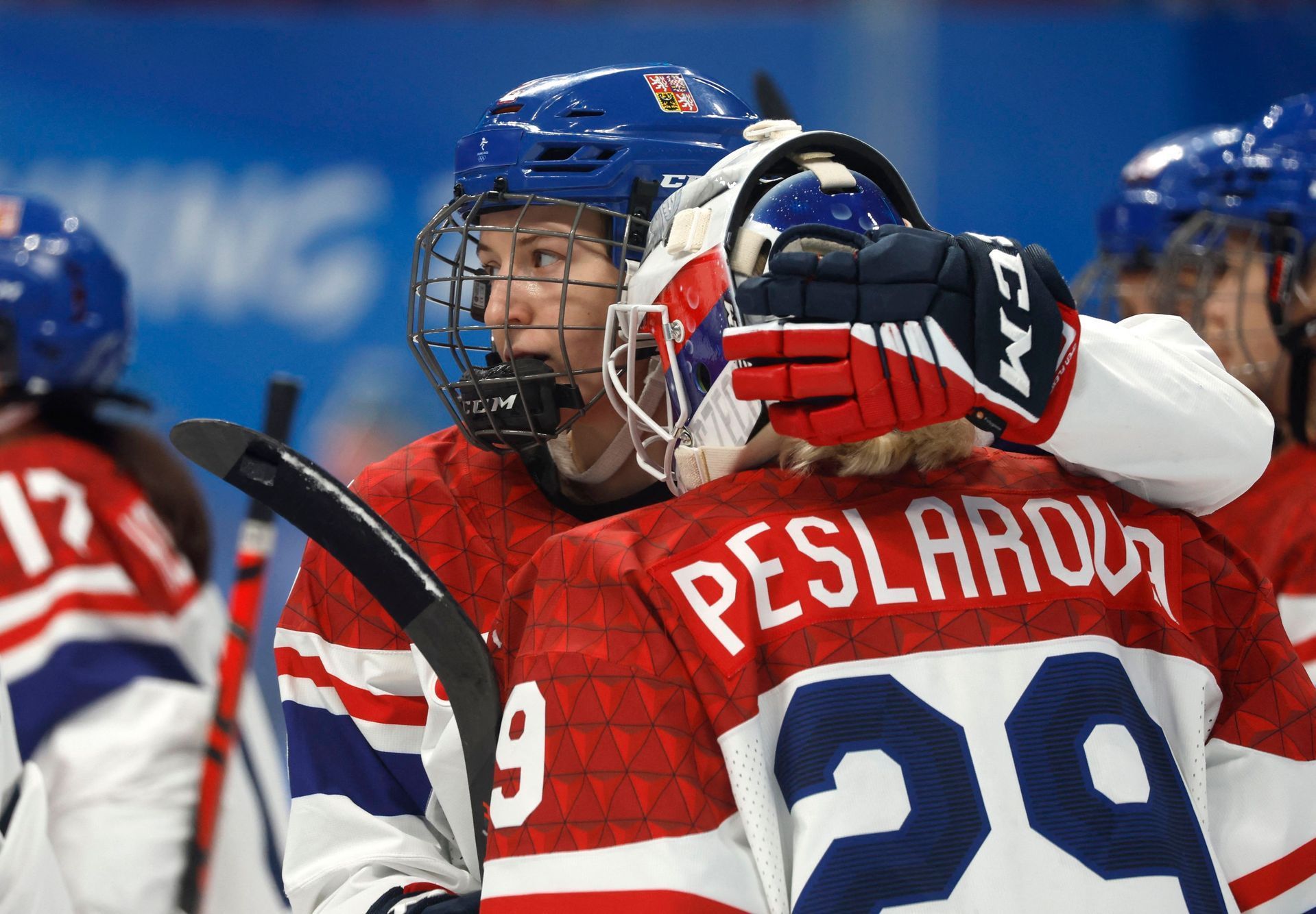 Aneta Tejralová a Klára Peslarová slaví triumf v zápase Česko - Čína na ZOH 2022