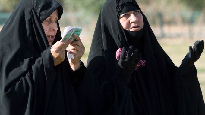 Modlící se irácké ženy.