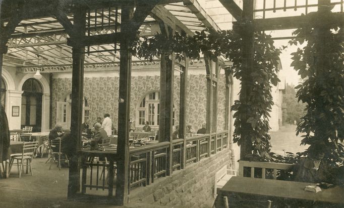 Veranda restaurace u Kursalonu. Nedatovaná fotografie (cca 10 - 30. léta 20. století).