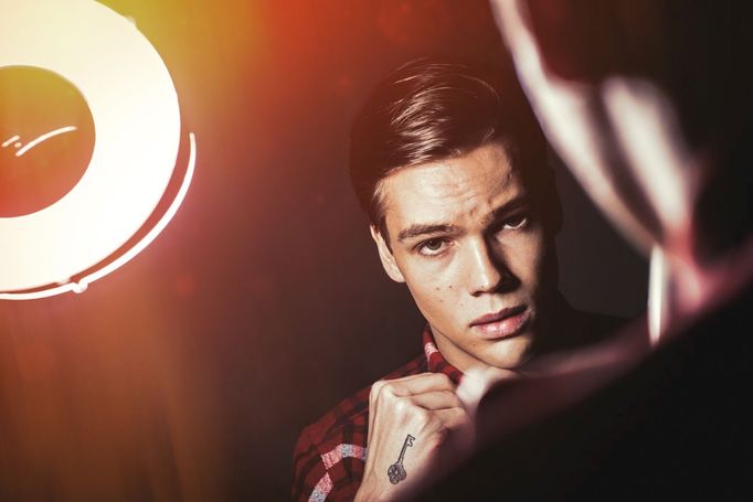 Mikolas Josef debutoval před třemi lety singlem a videoklipem Hands Bloody.