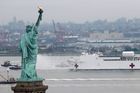 Loď USNS Comfort vplouvá do přístavu u New Yorku.