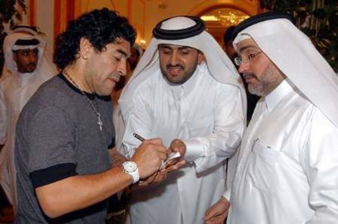 Doha (Katar)- Argentinská fotbalová hvězda Diego Maradona dává ve středu autogramy po svém příjezdu do Kataru, kde se spolu s další fotbalovou legendou Pelém účastní slavnostního otevření dómu ASPIRE - největšího sportovního stánku na světě.
