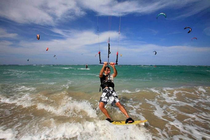 Kitesurfing v luxusním středisku na severním pobřeží Dominikánské republiky.