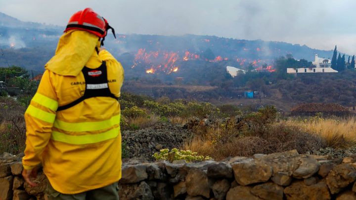 Erupce sopky na Kanárech pokračuje. Na ostrově La Palma znovu uzavřeli letiště; Zdroj foto: Reuters