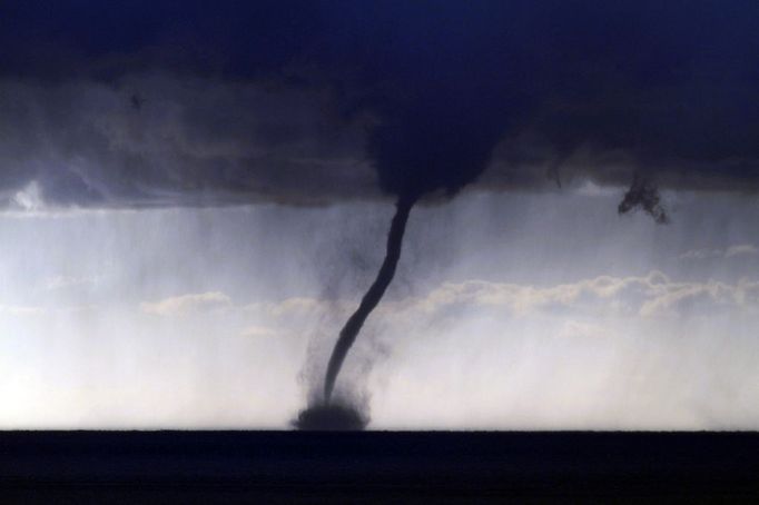 Tornado, waterspout, overlooking the Mediterranean Sea, off the coast of the Côte d'''Azur, France, Europe Přidat do lightboxu Stáhnout náhled Odeslat emailem