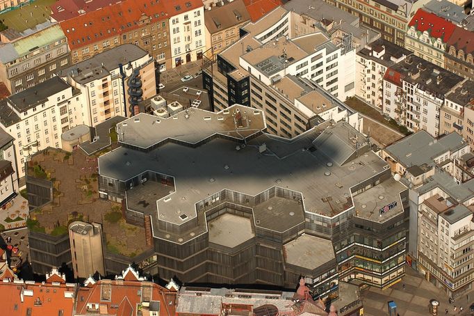 Obchodní dům Kotva v roce 2004.